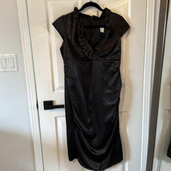 Little black dress with ruffled collar. Never been worn - Picture 2 of 7